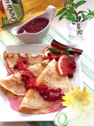 Pancakes with grapefruit-cranberry sauce