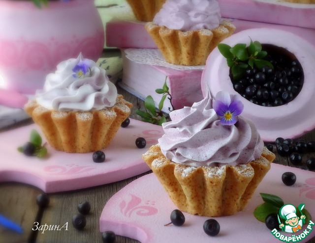 Baskets with blueberry cardom and meringue