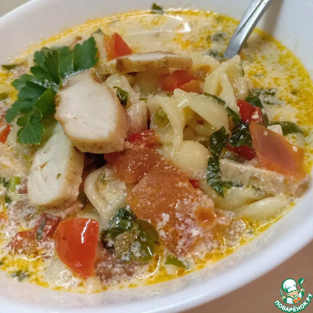 Сливочный суп с курицей и макаронами