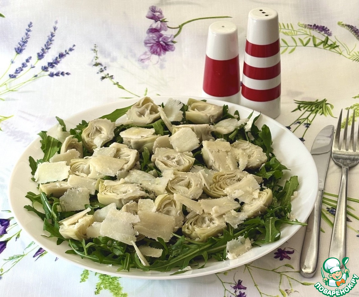 Салат с руколой, артишоками и сыром