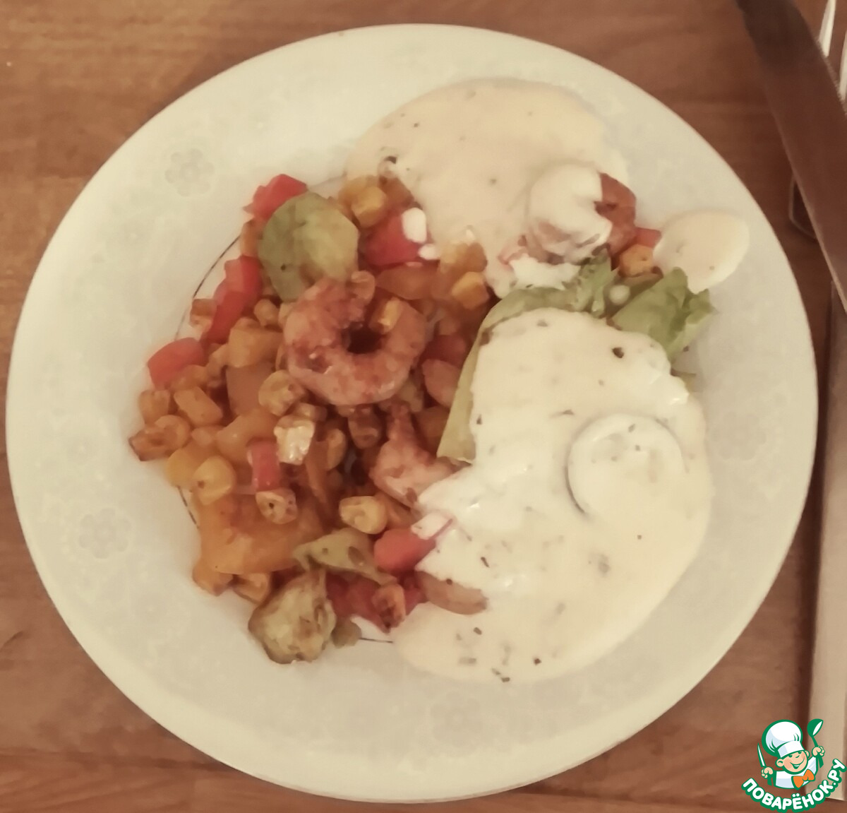 Салат с креветками и кукурузой