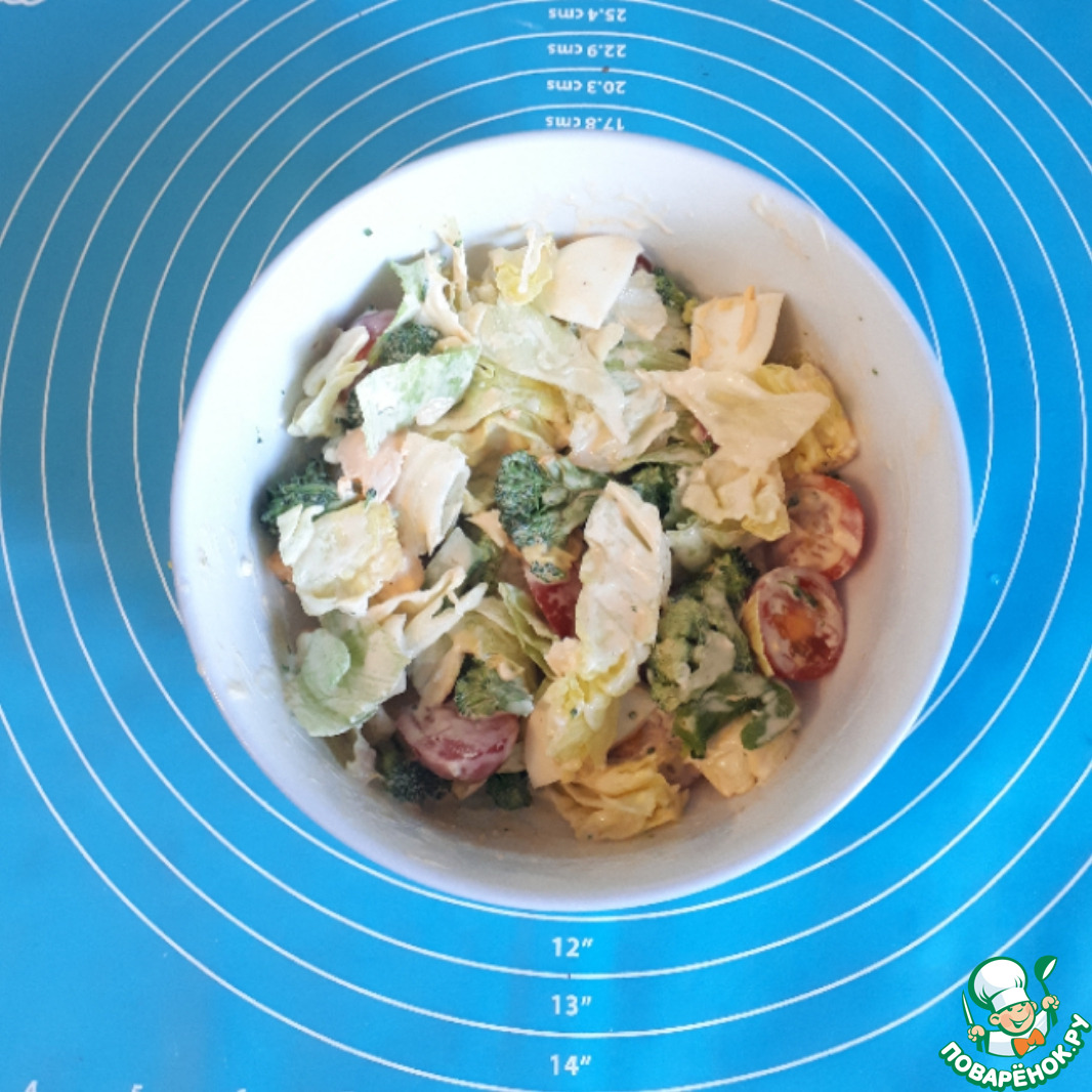 Салат с брокколи, черри и айсбергом