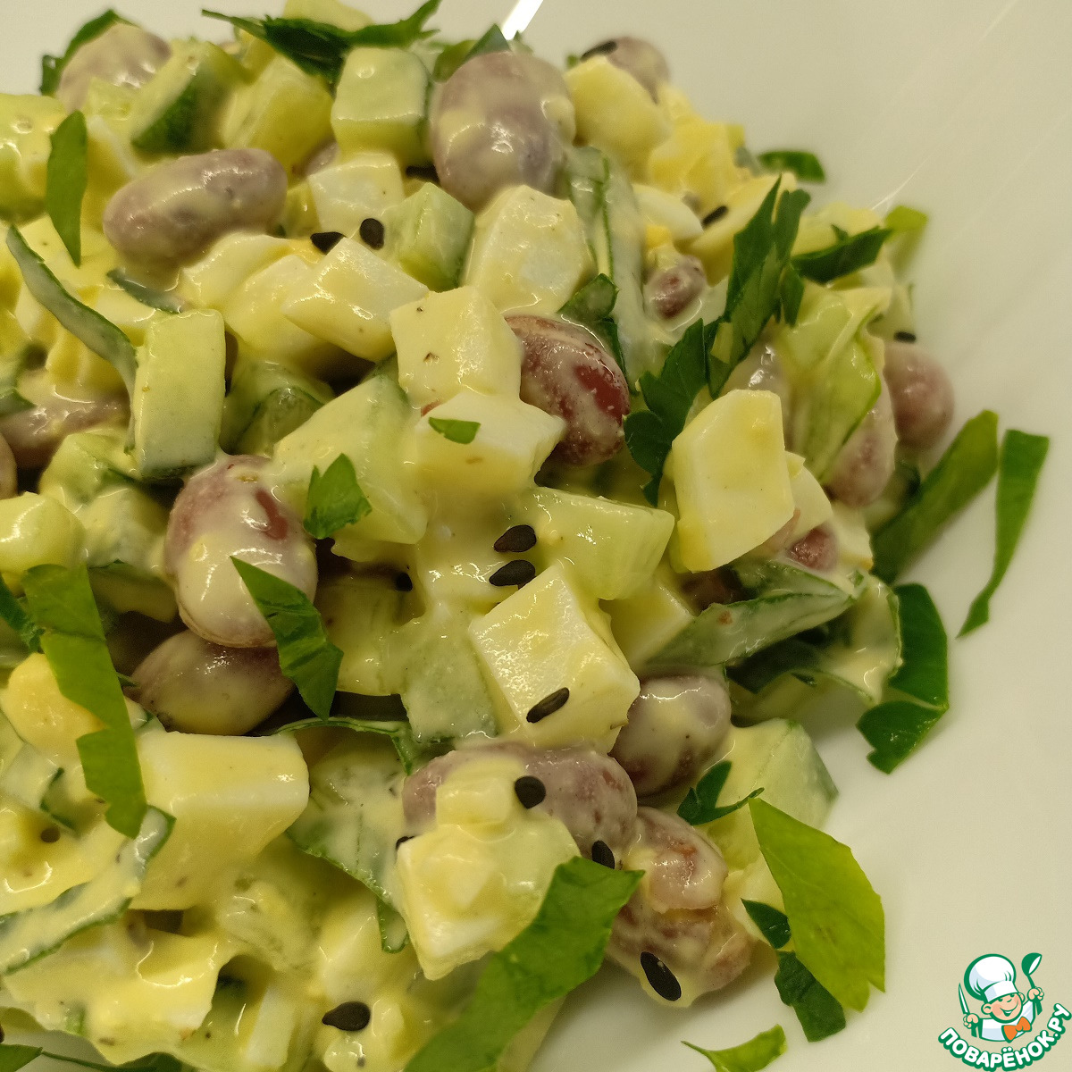 Салат с фасолью, огурцами и яйцами