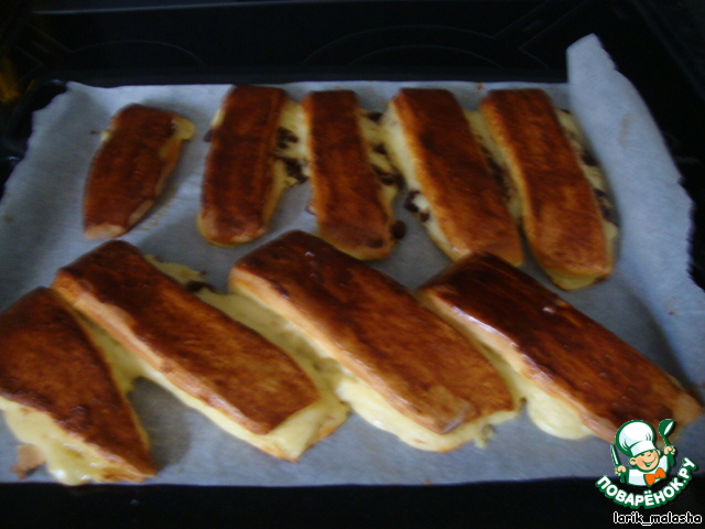 Swiss rolls with custard and chocolate