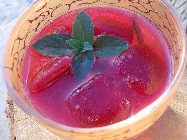Mint tea with berry ice