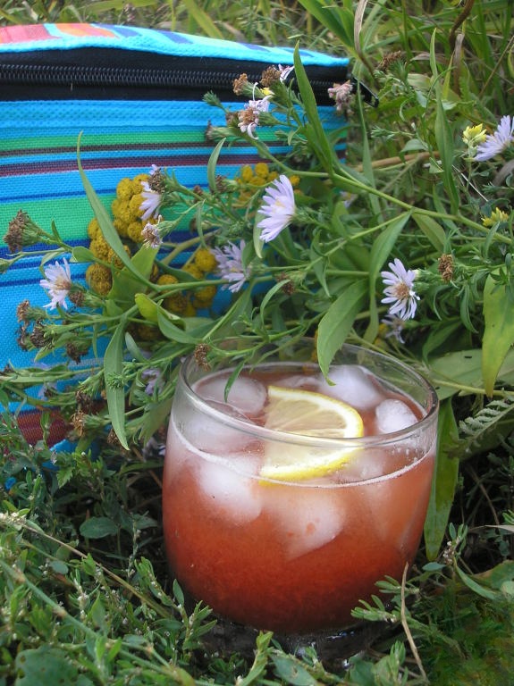 Sparkling strawberry iced tea