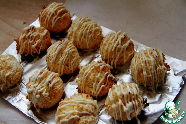 Lemon-coconut macarons