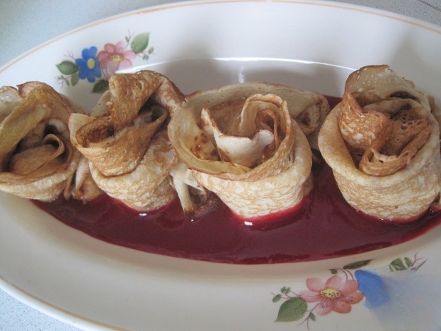 Pancakes berry sauce