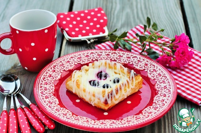 Puff pastry with currants and cream cheese