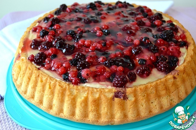 Biscuit basket with berries