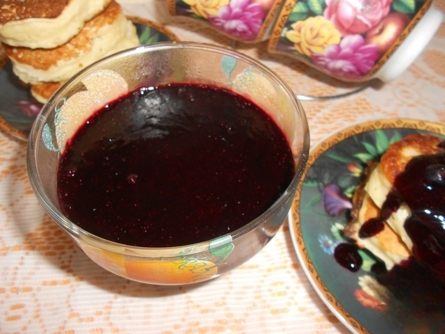 Blueberry sauce with pancakes