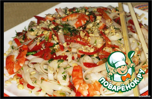 Salad with shrimp and rice noodles
