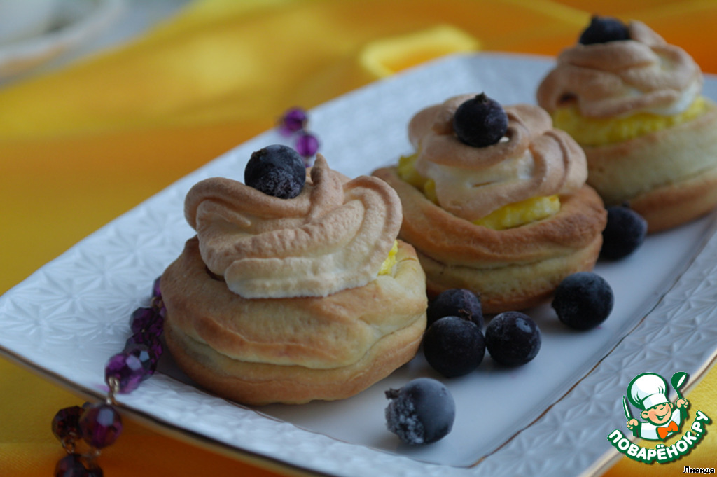 Scones with currants and curd