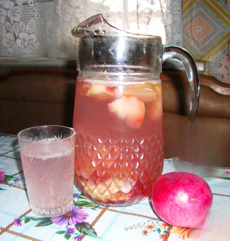 Компот из яблок и слив 