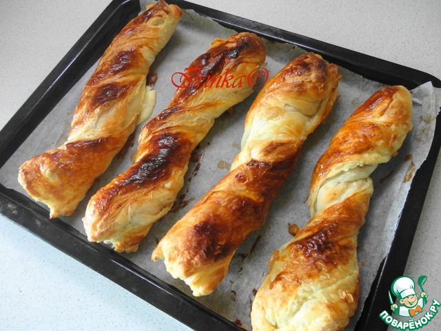 Zavertanny of puff pastry with marinated chicken fillet