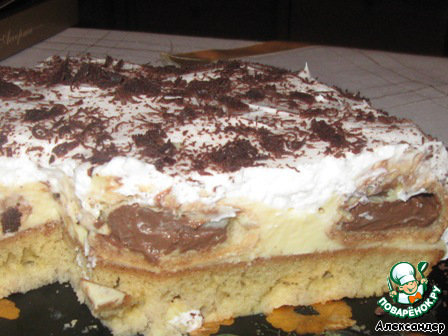 Cake with profiteroles 