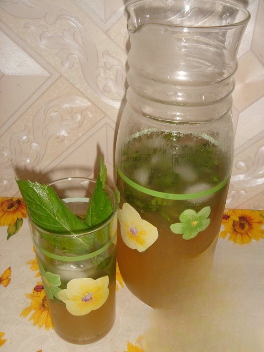Cold green tea with mint