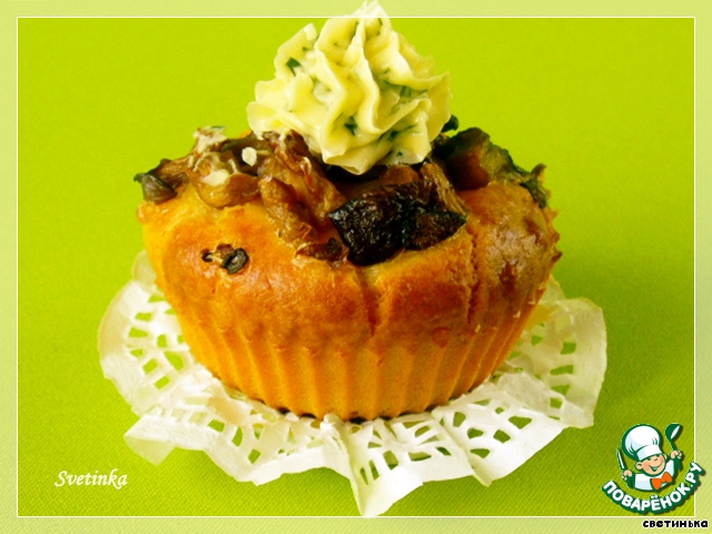Cheese cake with olives, mushrooms and capsicum