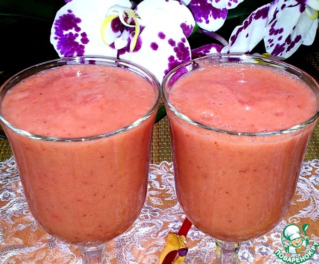 Strawberry smoothie-pineapple banana