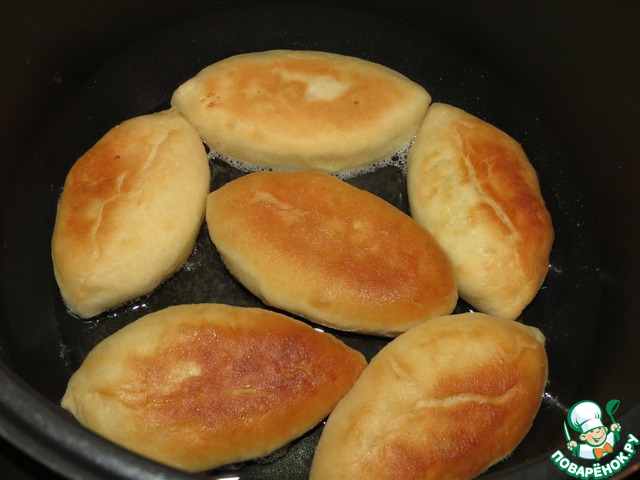 Pirozhki with rice, onion and egg