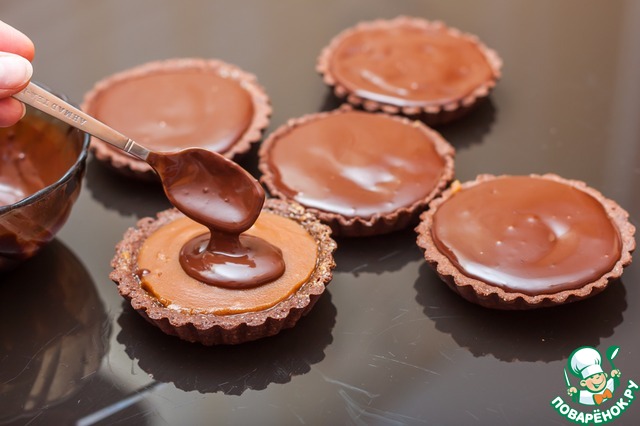 Chocolate tarts with salted caramel