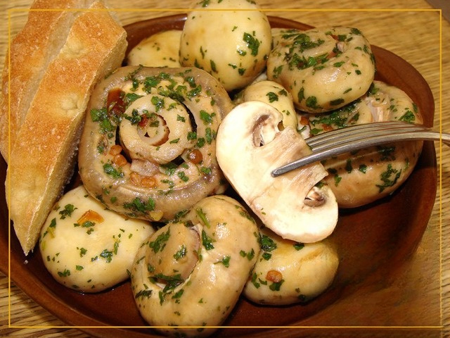 Spicy appetizer of mushrooms