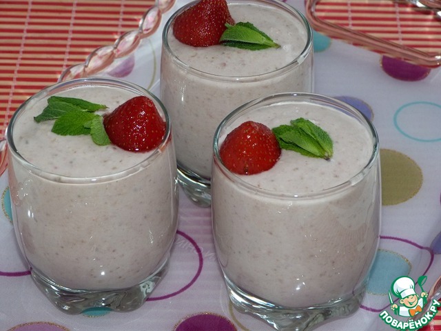 Berry-banana smoothie with coconut milk