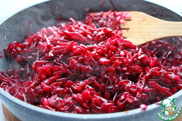 Beets with fried onions for the winter