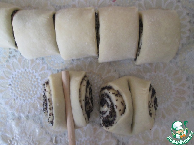 Buns with poppy seeds