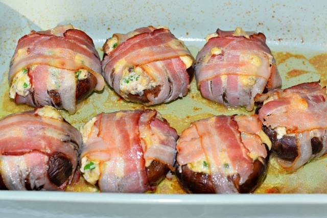 Mushrooms with garlic butter and cheese
