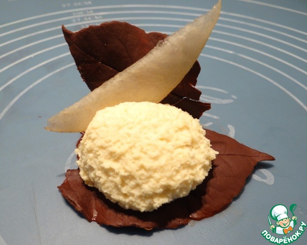 Pear dessert with chocolate leaves