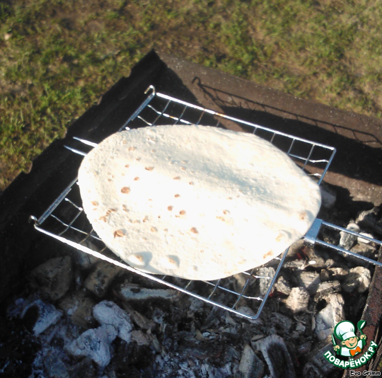 Chicken feed for a picnic on a crispy tortilla