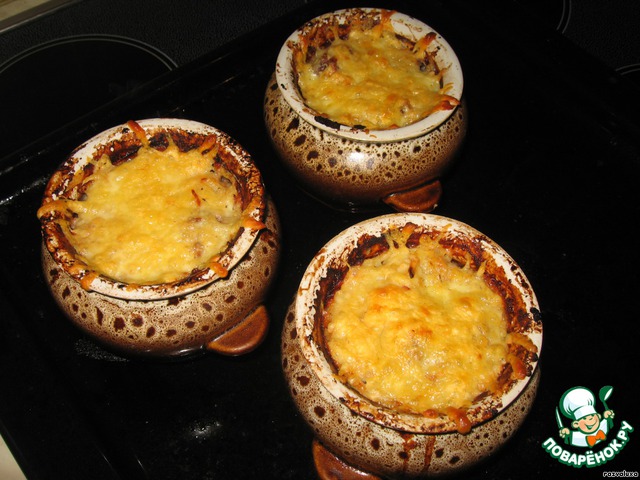 Pieces of beef baked with potatoes and cheese