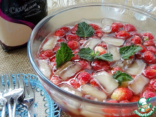 Non-alcoholic strawberry champagne cocktail