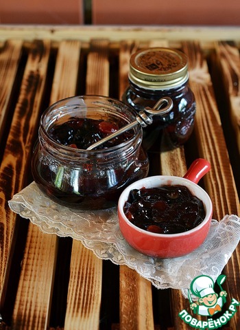 Plum jam with rum raisins