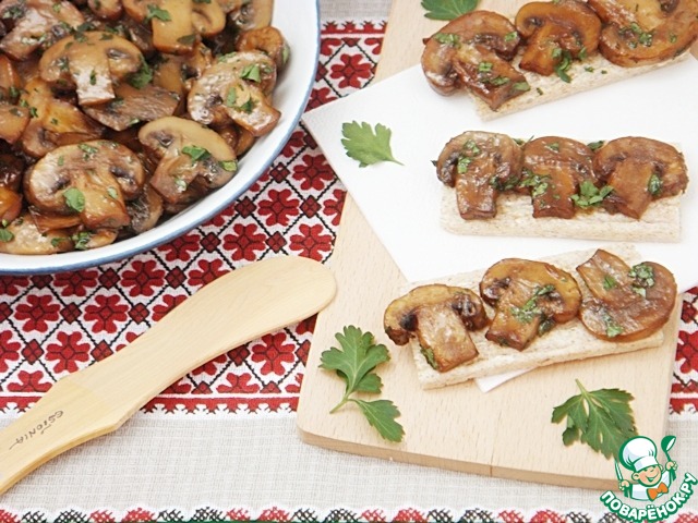 Mushrooms with garlic in teriyaki sauce