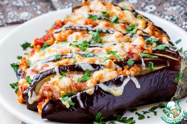 A fan of eggplant stuffed with chicken ragout