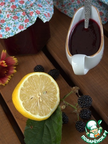 Smoothies with blackberries and oat bran