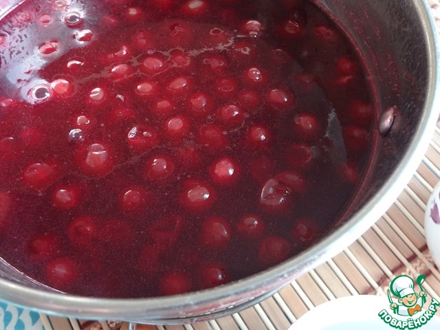 Jelly of gooseberries with beet juice