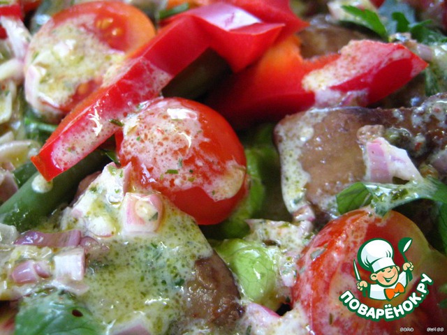 Salad with chicken liver and vegetables