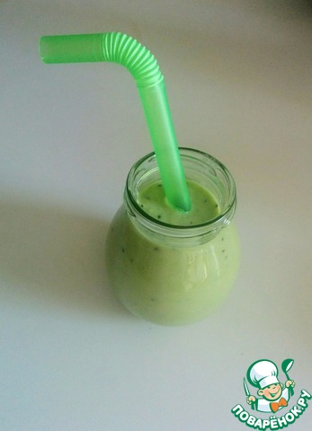 Smoothie of avocado and kiwi