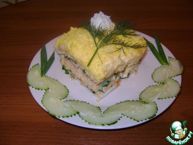 Layered salad with crackers