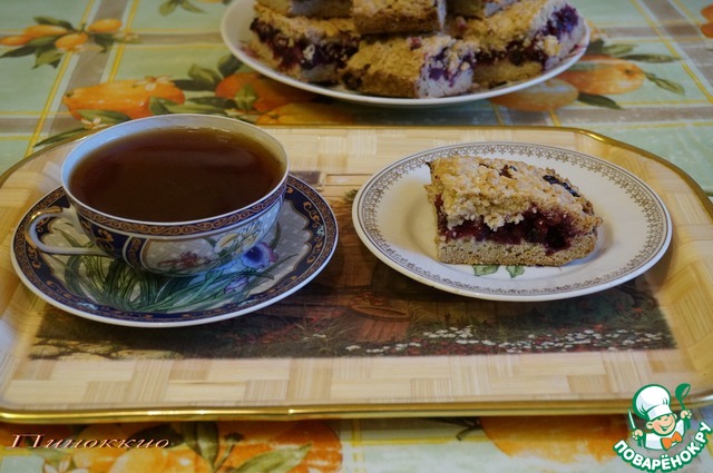 Grated pie with black currant