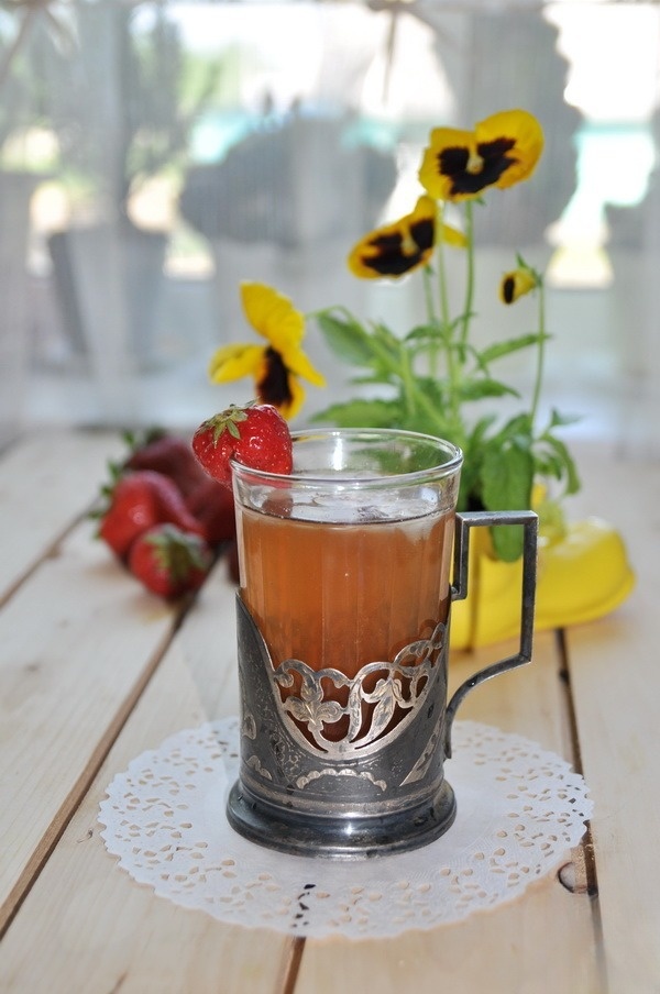 Green tea with strawberries