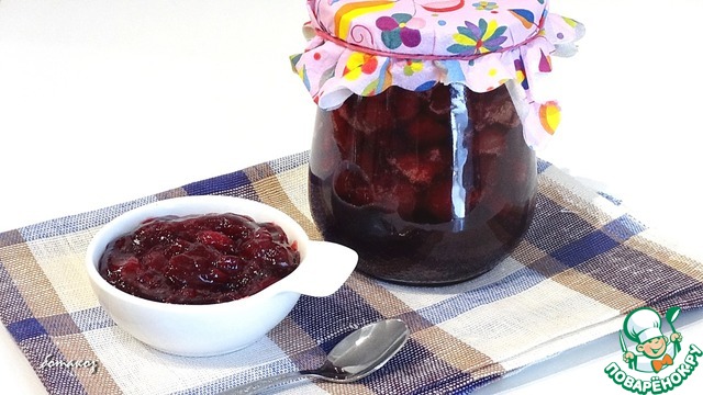 Cherry jam with cinnamon