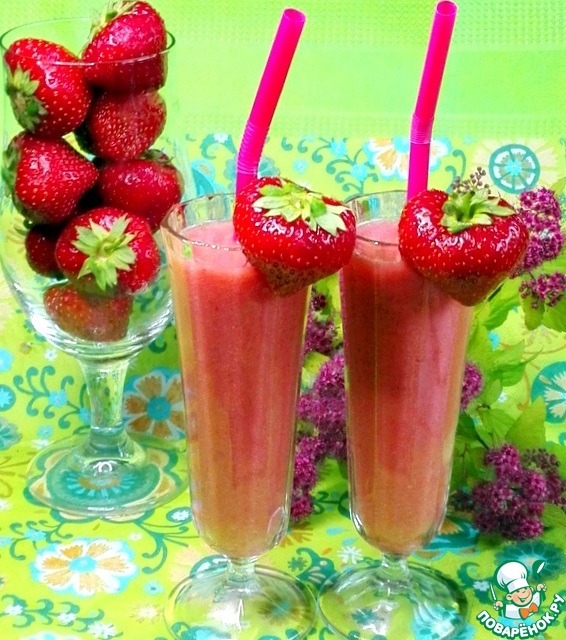 Smoothie strawberry banana with carrots