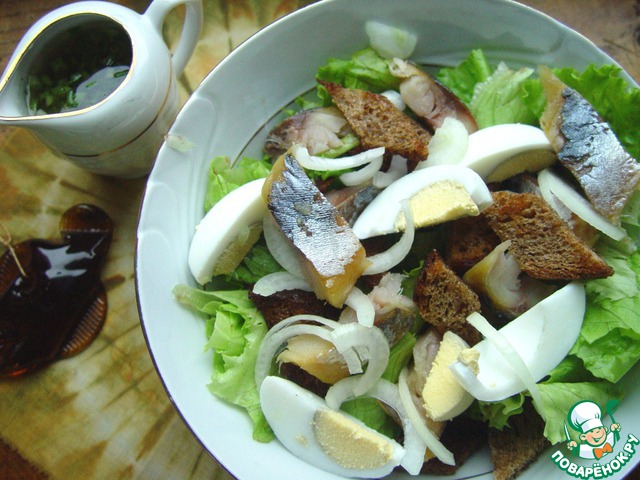 Salad with smoked mackerel and rye bread