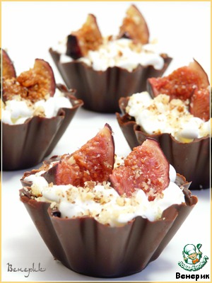 Chocolate tarts with whipped cream and figs