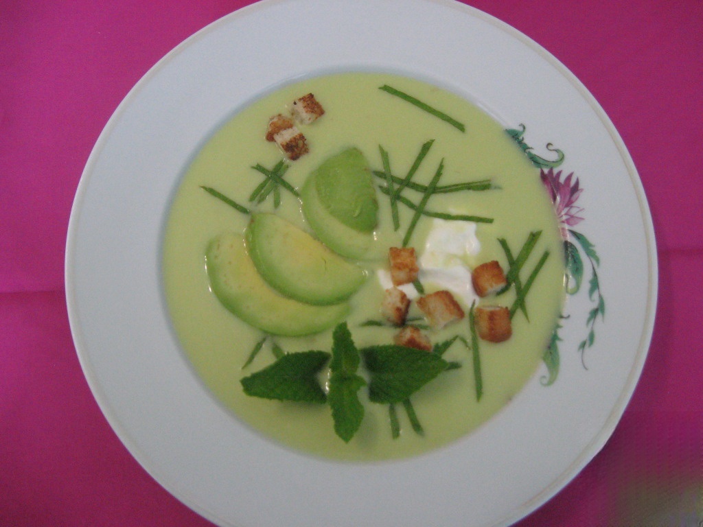 Cold soup of avocado