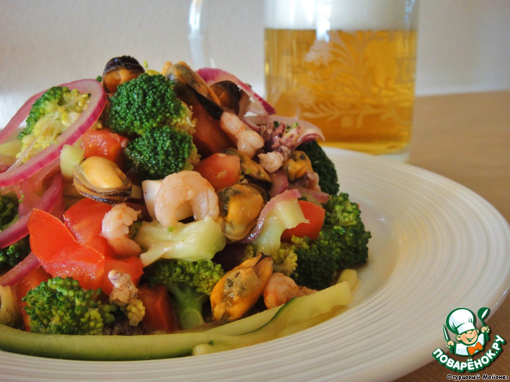 Vegetable salad with seafood Riviera